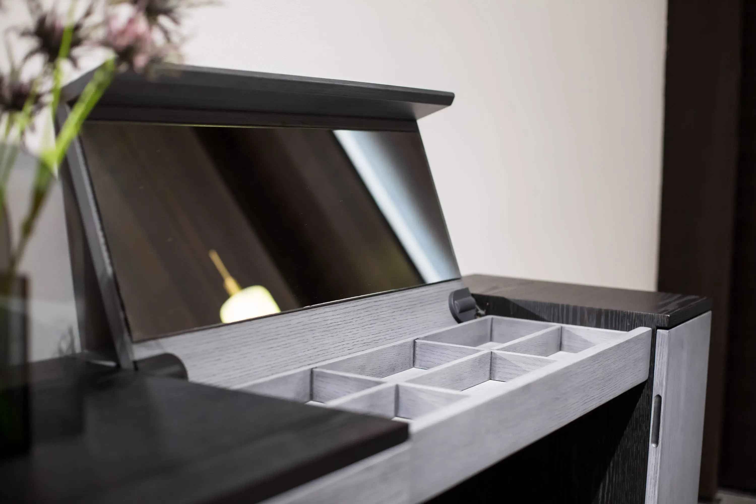 HM-1801-1 DRESSING TABLE - Elegant and Modern Design for Your Space